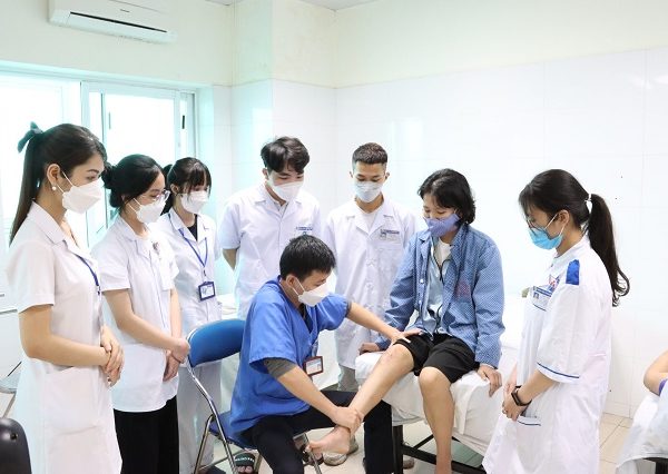 Bác sĩ Phục hồi chức năng học mấy năm? Những điều cần biết trước khi đăng ký